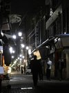 飲食店の休業で明るさを失った玉宮通り。午後７時台で深夜のような雰囲気だ＝１２日午後７時３５分、岐阜市住田町