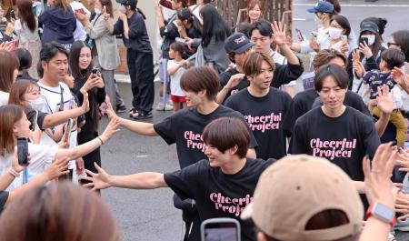 　熊本県氷川町の避難所がある中学校を訪れ、住民らと交流する男性アイドルグループのメンバー＝１０日午後