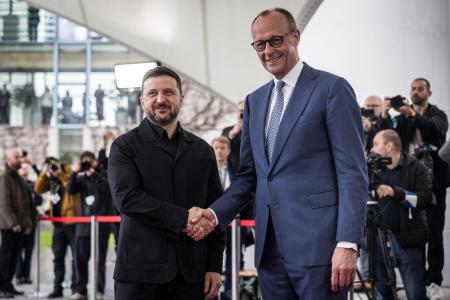 　ウクライナのゼレンスキー大統領（左）を迎えるドイツのメルツ首相＝１４日、ベルリンの首相官邸（ゲッティ＝共同）