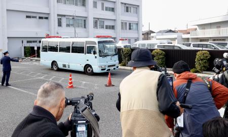　送検のため愛知県警春日井署を出る、安福久美子容疑者を乗せた車両＝２日午前９時５分