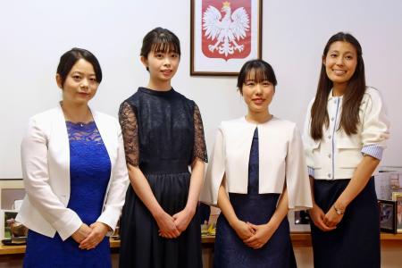　「羽ばたく女性研究者賞」の（左から）小林天美さん、山口そのみさん、黒木祐子さん、森本真里子さん＝４日、東京都目黒区のポーランド大使館