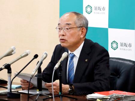 　記者会見する長野県須坂市の三木正夫市長＝２３日午前、須坂市