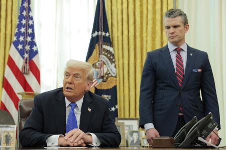 　米ホワイトハウスの大統領執務室で話すトランプ大統領（左）とヘグセス国防長官＝３月（ゲッティ＝共同）