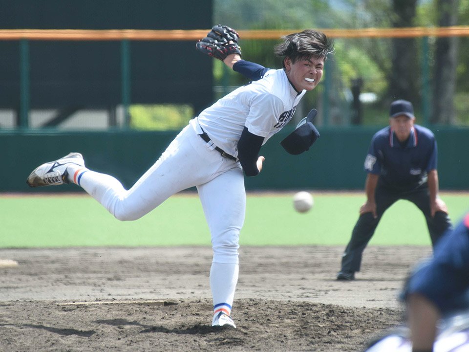 中部学院大×中京学院大＝５安打完封した中京学院大の赤塚＝河上薬品スタジアム