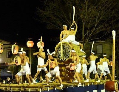 打ち納めで、大太鼓を勇壮に響かせる打ち手たち＝１９日午後１０時１４分、岐阜県飛騨市古川町壱之町
