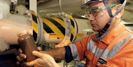 　船上に引き揚げられ、ボトルにつめられたレアアース泥＝１日、東京・南鳥島沖（ＳＩＰ／海洋研究開発機構提供）