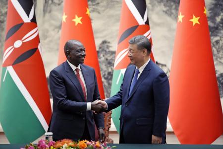 　ケニアのルト大統領（左）と握手する中国の習近平国家主席＝２４日、北京の人民大会堂（共同）