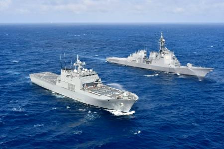 　捜索救難訓練に参加した海上自衛隊のイージス艦「こんごう」（奥）と韓国の揚陸艦「チョンジャボン」（手前）（海上自衛隊提供）