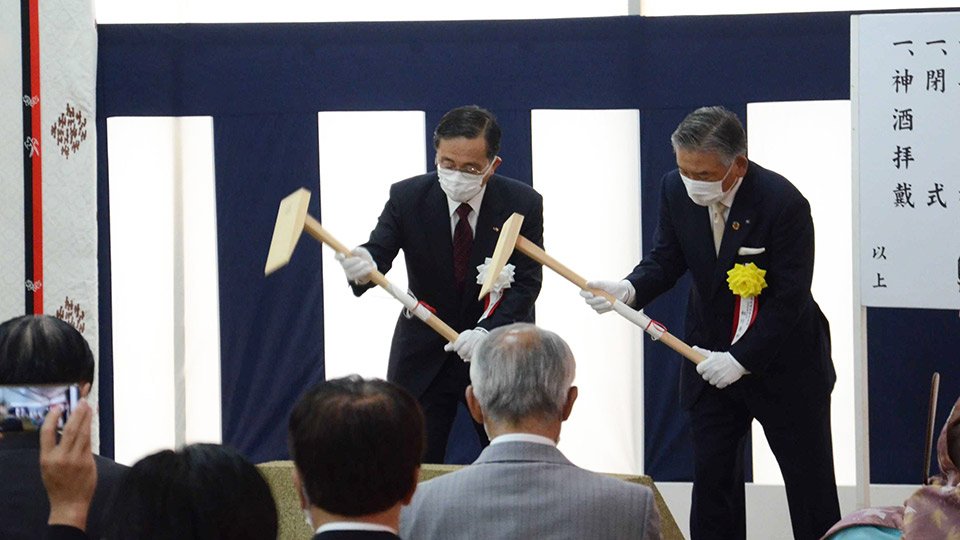 安全祈願でくわ入れを行うＪＲ東海の金子慎社長（左）と大成建設の相川善郎社長＝１１日午前、中津川市千旦林
