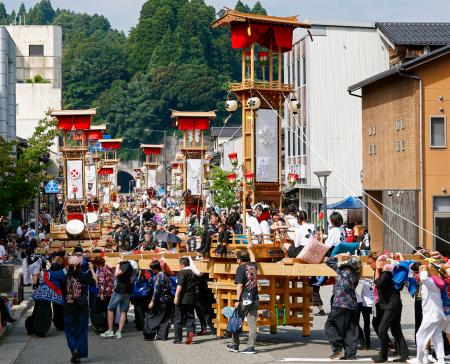 　石川県能登町で「あばれ祭」が始まり、巨大な灯籠を担ぎ練り歩く人たち＝４日午後