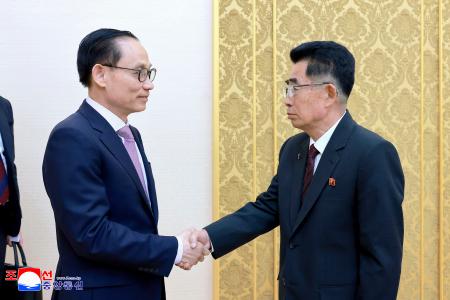 　ベトナムのレ・ホアイ・チュン外相（左）と握手する北朝鮮の金成男・朝鮮労働党国際部長＝１３日、平壌（朝鮮中央通信＝共同）