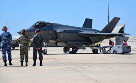 　日米豪の共同訓練「サザン・クロス」でミサイルが搭載されるＦ３５ステルス戦闘機＝９日、オーストラリア・ダーウィン（共同）