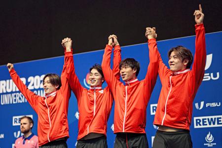 　世界ユニバーシティー夏季大会の競泳男子４００メートルリレーで銀メダルを獲得した日本＝ベルリン（（Ｃ）Ｒｈｉｎｅ―Ｒｕｈｒ　２０２５／Ｆｒｅｄｅｒｉｃ　Ｓｃｈｅｉｄｅｍａｎｎ、共同）