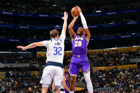 　マーベリックス戦でシュートを放つレーカーズの八村＝ロサンゼルス（ＮＢＡＥ・ゲッティ＝共同）