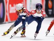 　女子３０００メートルリレー予選　金井莉佳（奥）からタッチを受ける中島未莉＝ドルドレヒト（共同）