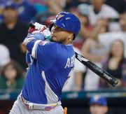 　イタリア戦の７回、適時打を放つベネズエラのアラエス＝マイアミ（共同）