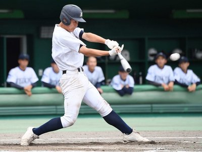 加茂×帝京大可児＝４回表加茂１死二塁、適時打を放つ井戸＝長良川