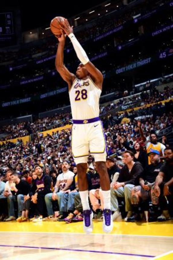 　ニックス戦でシュートを放つレーカーズの八村＝ロサンゼルス（ＮＢＡＥ・ゲッティ＝共同）