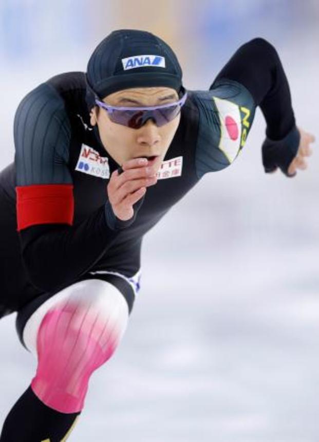 　男子５００メートルで滑走する森重航。３位に入った＝ヘーレンフェイン（共同）