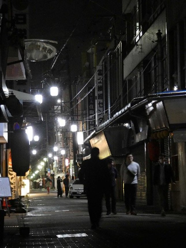 飲食店の休業で明るさを失った玉宮通り。午後７時台で深夜のような雰囲気だ＝１２日午後７時３５分、岐阜市住田町