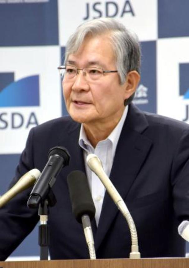 　記者会見する日本証券業協会の日比野隆司会長＝１日午後、東京都中央区