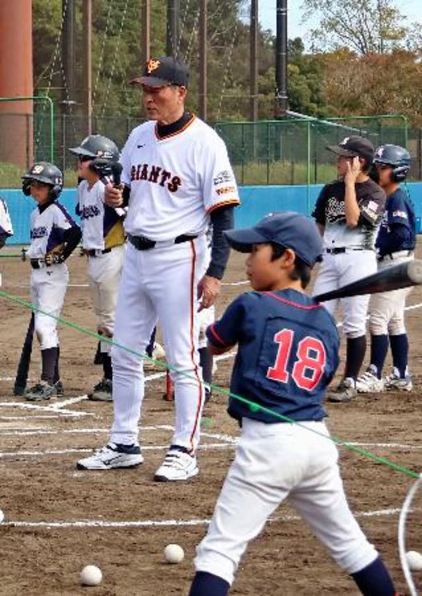 　「長嶋茂雄少年野球教室」で児童の打撃練習を見守る巨人ＯＢの中畑清さん＝３１日午前、千葉県佐倉市