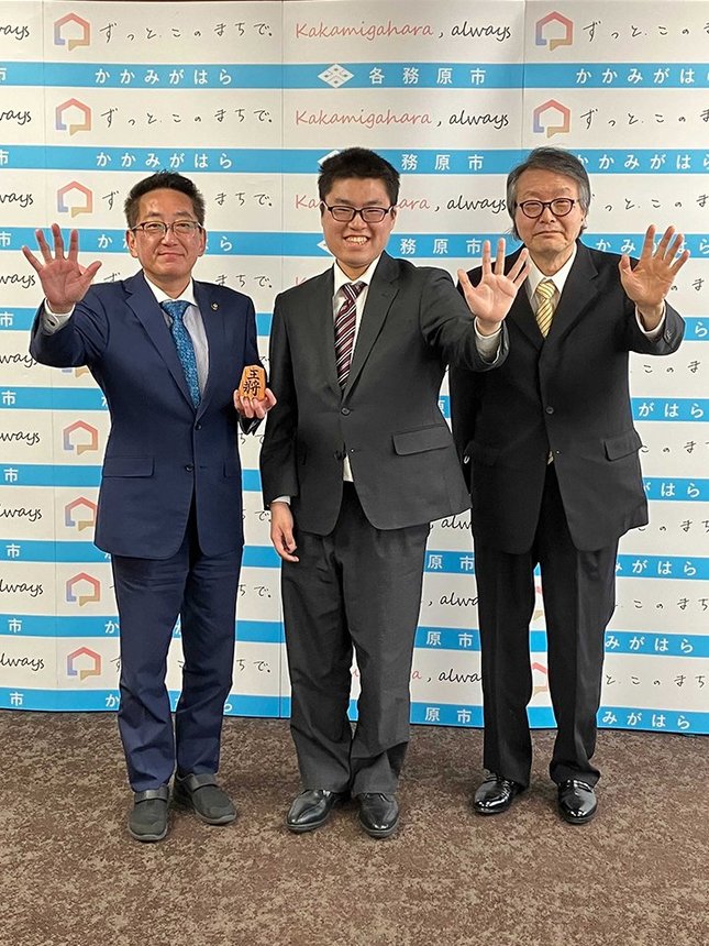 浅野健司市長（左）に五段昇段を報告した高田明浩さん（中央）、柴山芳之さん＝２０２４年４月１９日、各務原市役所