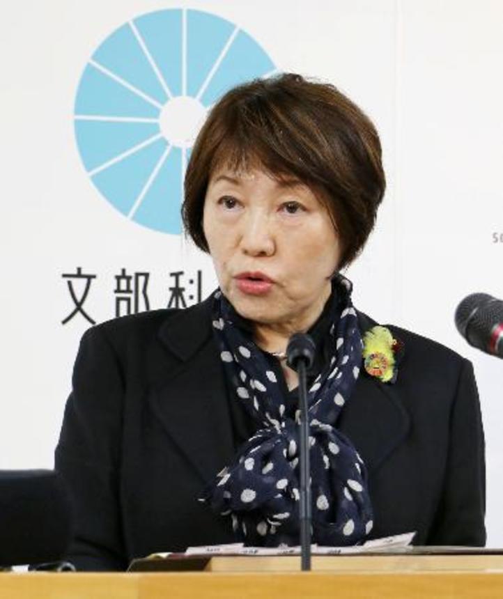 　閣議後に記者会見する阿部文科相＝２７日午前、文科省