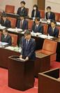　新潟県議会に参考人として出席した東京電力ホールディングスの小早川智明社長（手前）＝１６日午前