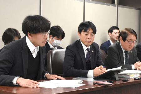 　意見陳述後、記者会見する野浪行彦さん（手前左）＝２８日午後、東京・霞が関の司法記者クラブ