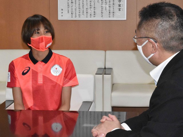 横川真澄市長に東京五輪出場を報告する安藤友香選手＝海津市役所