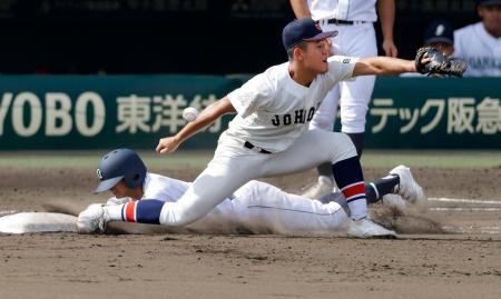 　岡山学芸館―鳥取城北　６回表岡山学芸館２死二、三塁、三塁への適時内野安打で一塁へ滑り込む森下。失策が絡み二走も生還。一塁手宮野＝甲子園