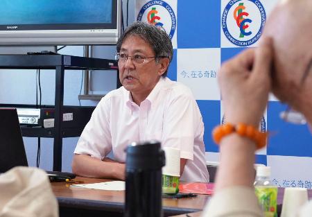 　多摩少年院で東ティモールの刑務所視察について報告する矯正研修所の池田一矯正研修分析官＝３０日午後、東京都八王子市