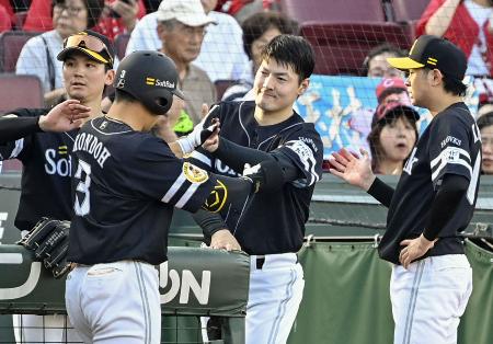 　１回、先制２ランを放った近藤を迎えるソフトバンク・有原（左から３人目）＝マツダ