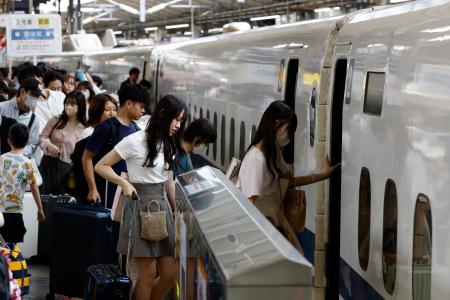 　シルバーウイークが始まり、混雑するＪＲ東京駅の新幹線ホーム＝１９日午前