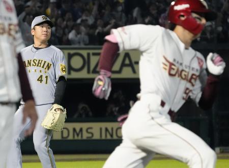 　４回、楽天・武藤（手前）に逆転の２点三塁打を浴びた阪神・村上＝楽天モバイルパーク