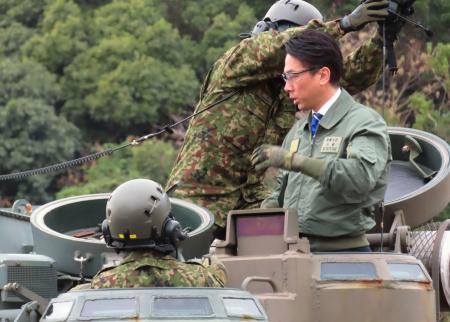 　陸上自衛隊相浦駐屯地の視察で、水陸両用車に乗り込んだ小泉防衛相＝２１日午後、長崎県佐世保市