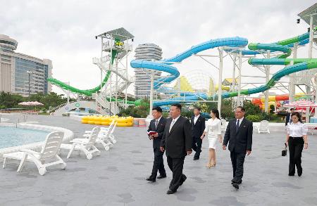 　「元山葛麻海岸観光地区」を視察する北朝鮮の金正恩朝鮮労働党総書記（左から２人目）＝２４日、北朝鮮東部江原道（朝鮮中央通信＝共同）