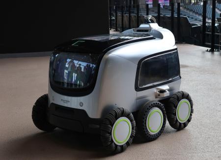 　エスコンフィールド北海道でビールなどを無人販売する自動運転ロボット「Ｙｏｕｒｓ」＝１１日午前、北海道北広島市