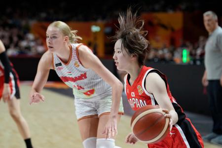 　バスケットボール女子ワールドカップ準々決勝進出決定戦でハンガリーと戦い、チーム最多の１１点を挙げた田中こころ（右）