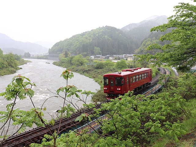 長良川と並走する長良川鉄道の車両＝郡上市八幡町吉野