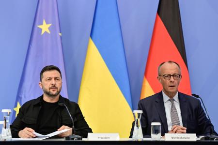 　オンライン会合に参加するウクライナのゼレンスキー大統領（左）とドイツのメルツ首相＝１３日、ドイツ・ベルリン（ＡＰ＝共同）