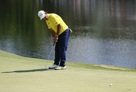 　最終ラウンド、１６番でバーディーパットを決める松山英樹。通算５アンダーで１２位＝オーガスタ・ナショナルＧＣ（共同）