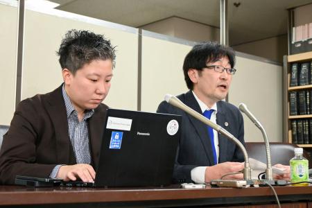 　記者会見する遺族側代理人の神原元弁護士（右）ら＝２７日午後、東京・霞が関の司法記者クラブ