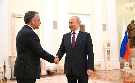 　２５日、モスクワで握手するロシアのプーチン大統領（右）とウィットコフ米中東担当特使（ロシア大統領府提供・ゲッティ＝共同）