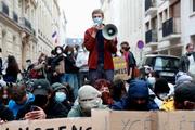 　７日、パリ政治学院の前で座り込む学生ら（共同）