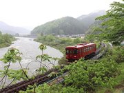 長良川と並走する長良川鉄道の車両＝郡上市八幡町吉野
