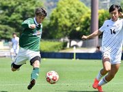ＦＣ岐阜×新潟医療福祉大＝前半、右サイド深くへ攻め込むＦＣ岐阜のＭＦ窪田＝長良川球技メドウ