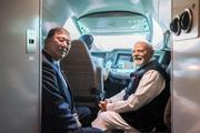 　宮城県に向かう東北新幹線の運転席で、インドのモディ首相（右）と写真に納まる石破首相＝３０日（内閣広報室提供）