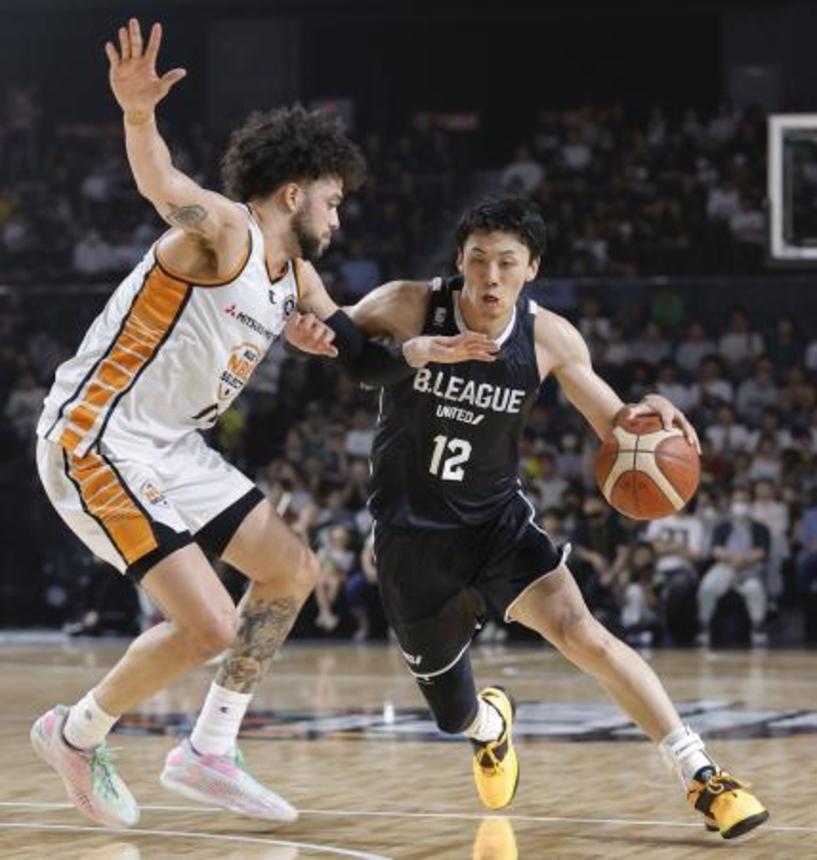 　Ｂリーグ選抜―ＮＢＬ選抜　第２クオーター、攻め込む今村（右）＝オープンハウスアリーナ太田